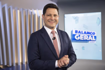 Eleandro passaia em foto posada nos estúdios do balanço geral manhã