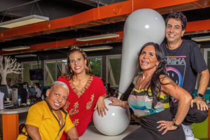 Gretchen, narcisa tamborindeguy, marcelo barbur (beby) e tokinho posando na estátua com o logo da redetv!