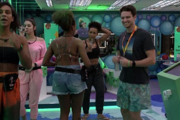 Lucas com o colar do líder. Linn ao seu lado sorrindo, Jessilane de costa, Eslovênia com uma roupa rosa e Natália pegando no cabelo.