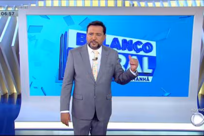 Geraldo Luís em frente ao telão nos estúdios do Balanço Geral Manhã, durante uma das edições do jornalístico