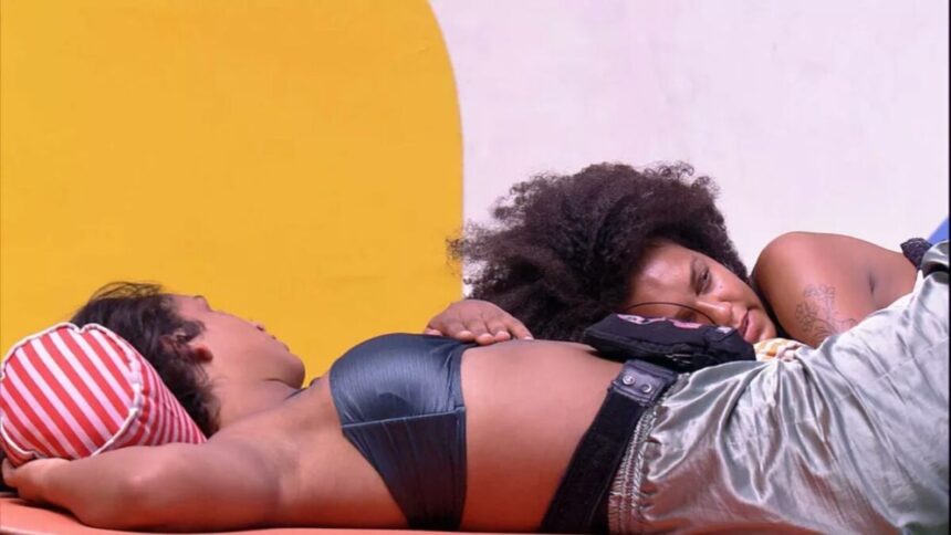 Linn e Jessilane deitadas na área externa do BBB 22.