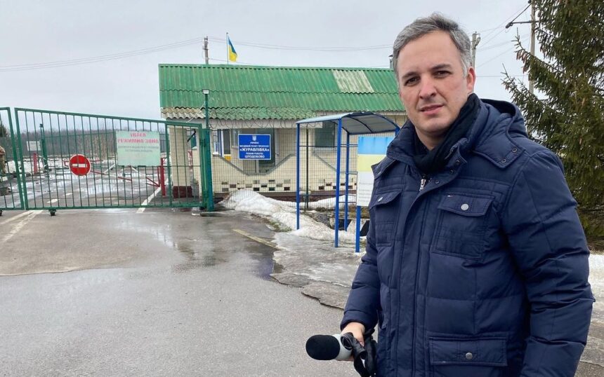 Leandro Stoliar, com o microfone da Record TV na mão, na trincheira da Guerra na Ucrânia