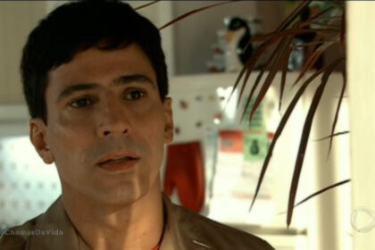 Leonardo brício (pedro) em cena da novela chamas da vida