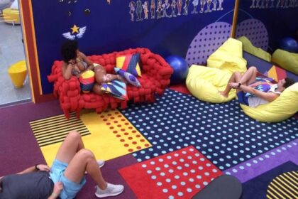 Lucas e Natália sentados na academia do BBB 22.