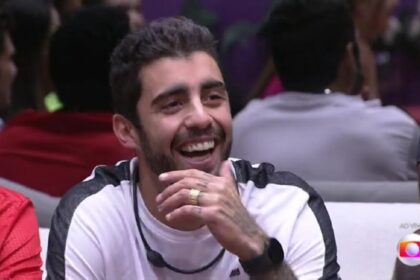 Pedro scooby na sala do bbb 22, após a prova do líder