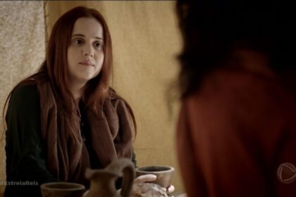 Penina (júlia guerra) e branca messina (ana) em trecho da estreia da série reis, na record tv