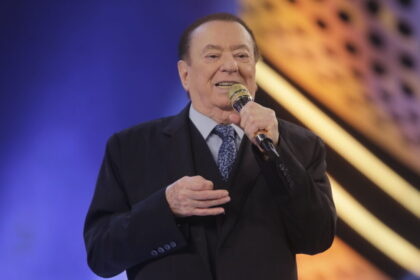Raul gil nos estúdios do programa raul gil - edição de 12 de março de 2022