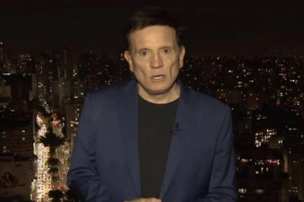 Roberto Cabrini vestido com terno azul