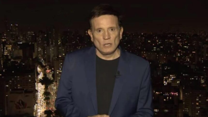 Roberto Cabrini vestido com terno azul