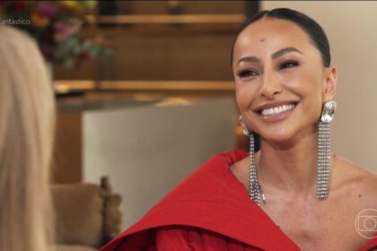 Sabrina Sato sorrir olhando para a repórter Renta Capucci na primeira entrevista ao Fantástico