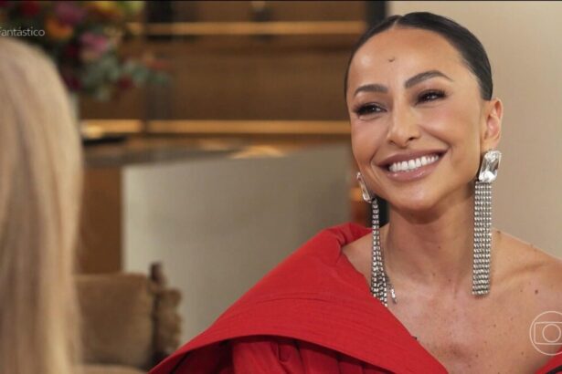 Sabrina Sato sorrir olhando para a repórter Renta Capucci na primeira entrevista ao Fantástico