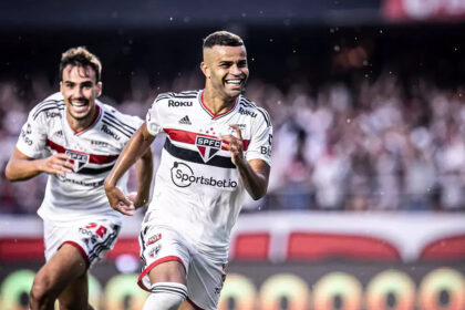 Jogadores do são paulo comemorando gol contra o corinthians na semifinal do paulsitão