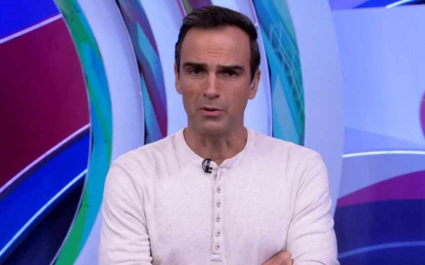 Tadeu Schmidt de blusa branca no comando do BBB 22