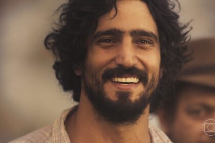 Renato góes como josé leôncio, sorrindo em cena da estreia de pantanal