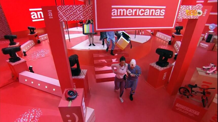 Laís deixando o local de prova sendo amparada.