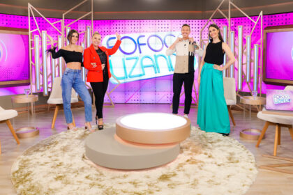 Chris flores, flor fernandez, gabriel cartolano e gaby cabrini posando no novo cenário do fofocalizando