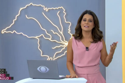 Adriana Araújo nos estúdios do Boa Tarde SP, ao lado do púlpito com o notebook em cima