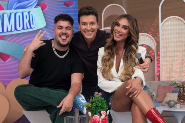 Alvaro Xaro, Rodrigo Faro e Nicole Bahls em foto posada nos estúdios do Hora do Faro. Os Três estão abraçados