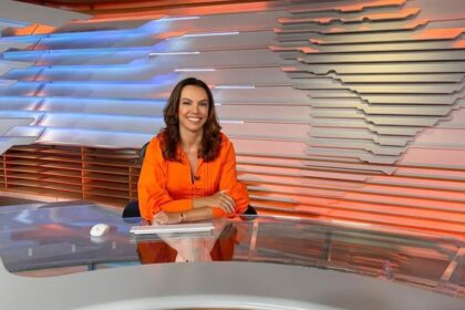 Ana Paula Araújo em foto posada sentada na bancada do Bom Dia Brasil