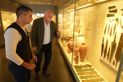André Tal ao lado do historiador Efraim Rushansky, juntos no museu, em trecho do documentário