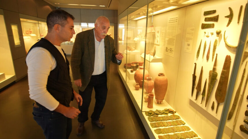 André Tal ao lado do historiador Efraim Rushansky, juntos no museu, em trecho do documentário