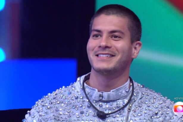 Arthur Aguiar sorrindo na final do BBB 22