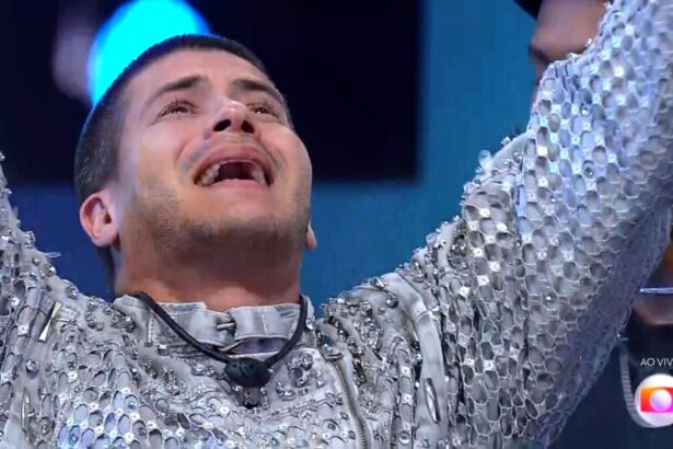 Arthur Aguiar sorrindo na final do BBB 22