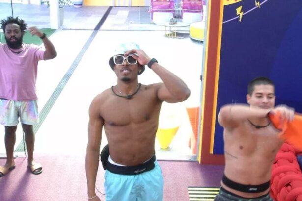 Douglas silva de camisa rosa, Paulo André e Arthur Aguiar sem camisa se despedem da academia do BBB 22 em dia de final.