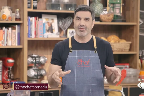 Edu Guedes vestindo um avental azul nos estúdios do The Chef, na Band