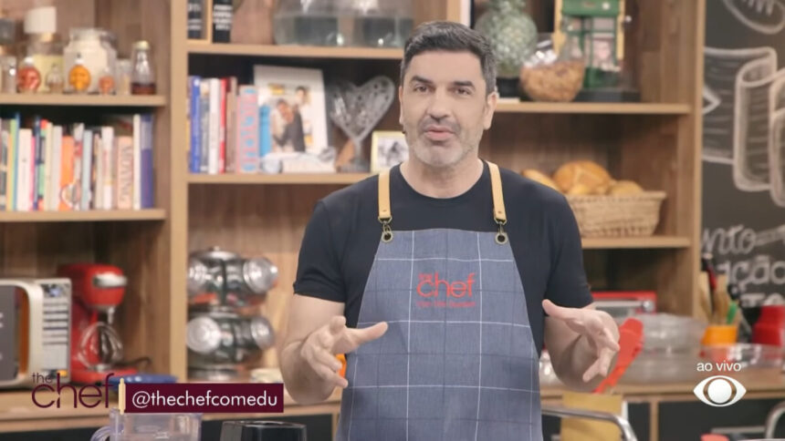 Edu Guedes vestindo um avental azul nos estúdios do The Chef, na Band