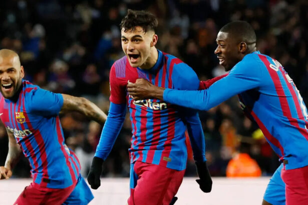 Jogadores do Barcelona comemorando gol em duelo pela Liga Europa