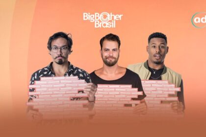 Card na cor clara com imagens de Eliezer, Gustavo e Paulo segurando um pedaço de uma parede.