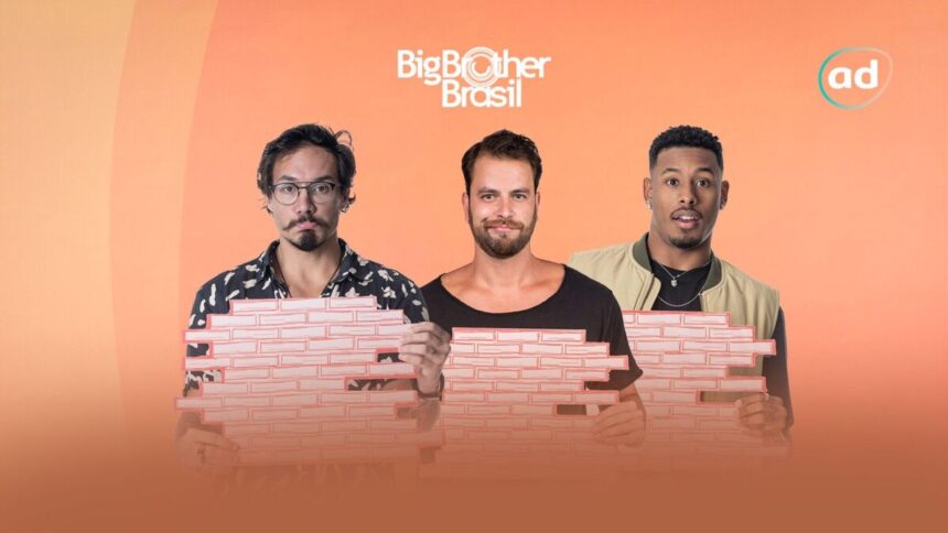 Card na cor clara com imagens de Eliezer, Gustavo e Paulo segurando um pedaço de uma parede.