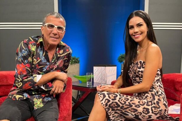Eri Johnson ao lado de Daniela Albuquerque em trecho da entrevista para o Sensaconal