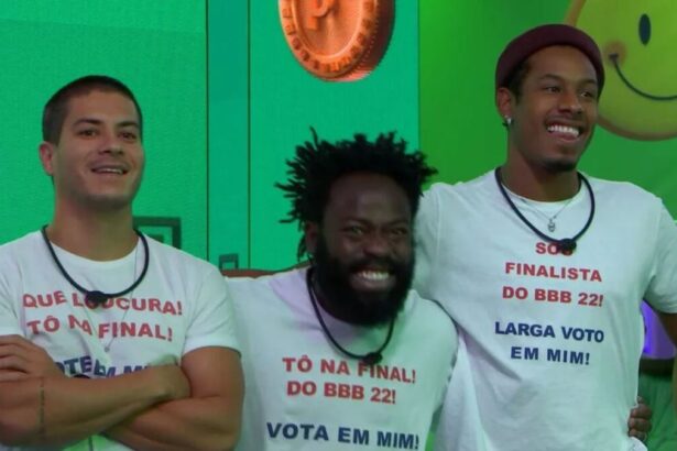 Arthur de braços cruzados ao lado de Douglas que sorrir. Paulo André ao lado de Douglas de chapéu.