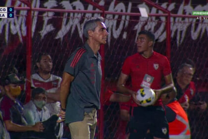 Paulo Sousa, técnico do Flamengo, durante transmissão da partida do clube pelo Premiere, tendo o grafismo de linha do tempo na tela a esquerda