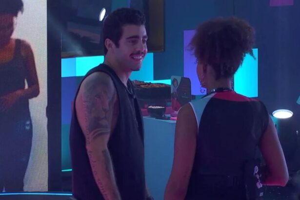 Scooby olhando para Jessi e sorrindo.