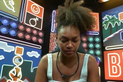 Jessilane no confessionário do BBB 22 de cabeça baixa durante seu depoimento no raio-x.