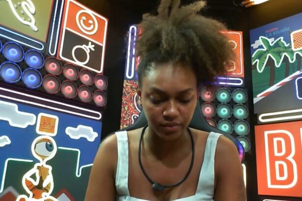 Jessilane no confessionário do BBB 22 de cabeça baixa durante seu depoimento no raio-x.