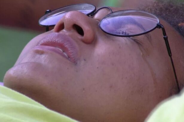 Jessilane chorando com os olhos fechados.
