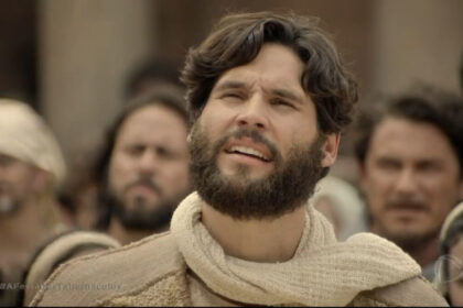 Dudu azevedo (jesus) em trecho da série jesus, episódio de 21 de abril de 2022