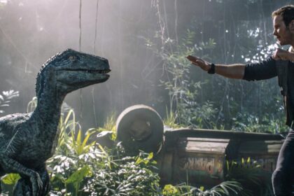 Protagonista frente a frente com um dinossauro em cena do filme Jurassic World: Reino Ameaçado, exibido pela TV Globo na Temperatura Máxima