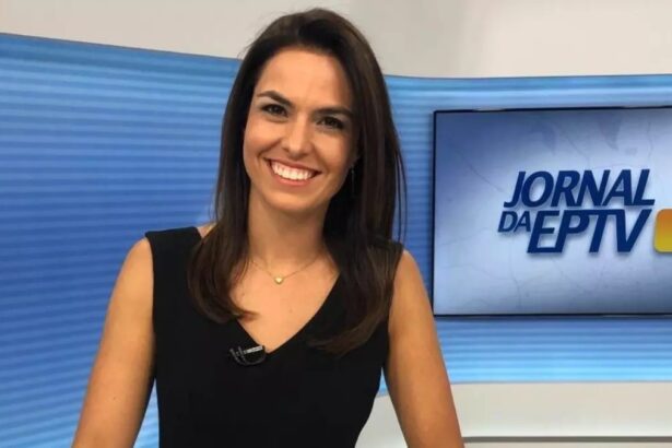 Larissa Castro nos estúdios da EPTV Campinas, em frente ao telão