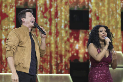 Rodrigo faro ao lado de lia lira, após a apresentação da cantora nos estúdios do canta comigo