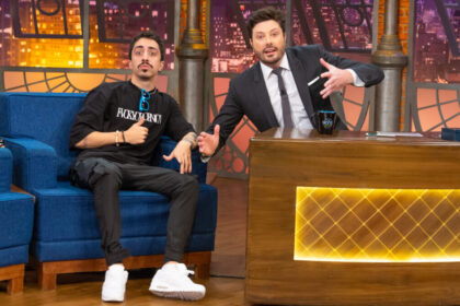 Lucas Inutilismo ao lado de Danilo Gentili nos estúdios do The Noite, em foto posada