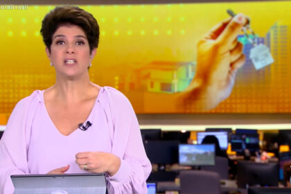 Mariana godoy na bancada do fala brasil, com o telão ao fundo