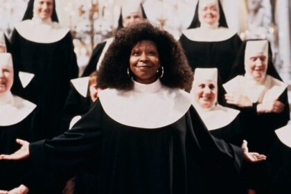Whoopi Goldberg como freira, em trecho do filme Mudança de Hábito, dançando com outras freiras