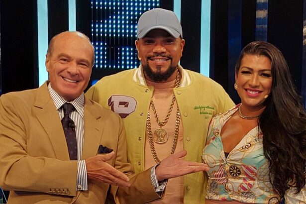 Marcelo de Carvalho, ao lado de Naldo e Mulher Moranguinho, em foto posada nos estúdios do Mega Senha