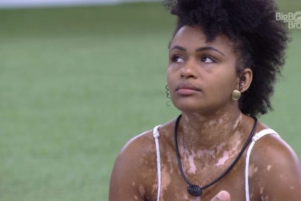 Natália na área externa do BBB 22, olhando para cima.