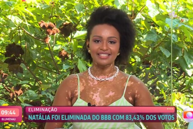 Natália sentada na mesa de café da manhã do Mais Você